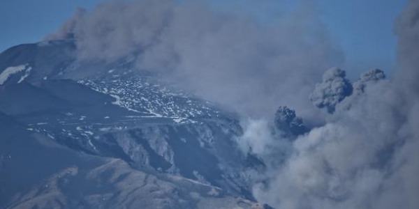 Etna, terremoto di magnitudo 4,9 nella notte: crolli e feriti, l’incubo dello sciame sismico